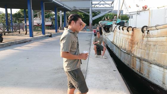 年輕人得到工作機會是回鄉照顧老漁民唯一的機會,富多米白蝦養殖菁英團隊